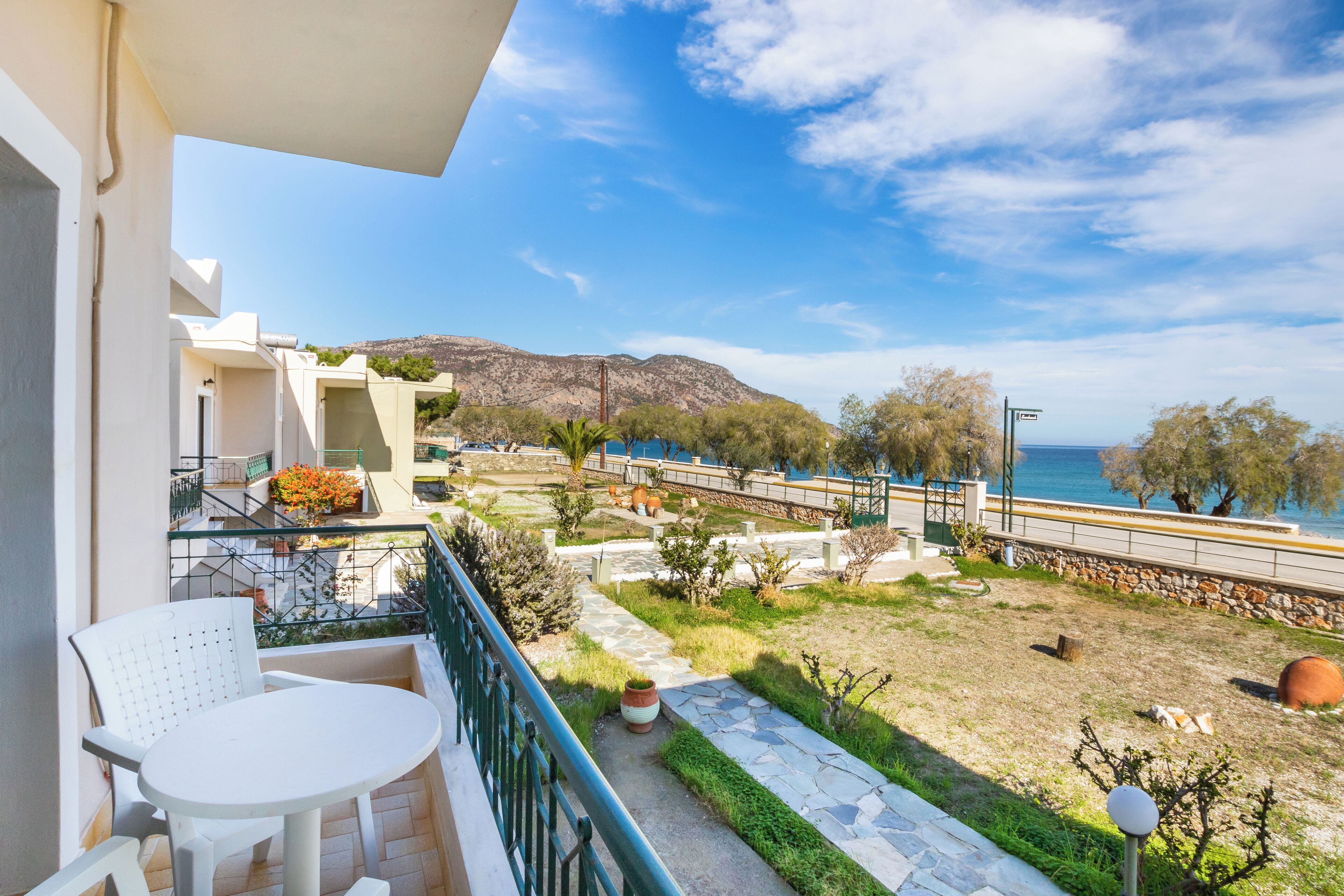 Escritorio y espacio para trabajar con laptop 