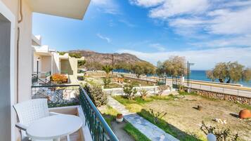 Escritorio y espacio para trabajar con laptop