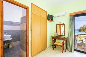 Habitación básica doble, vistas al mar | Escritorio y espacio para trabajar con un portátil