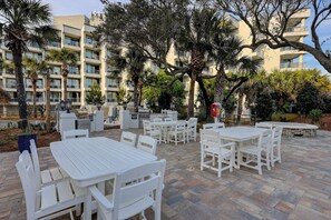 Outdoor dining - Sunset Rentals | Villamare 2518 (Hilton Head Island)