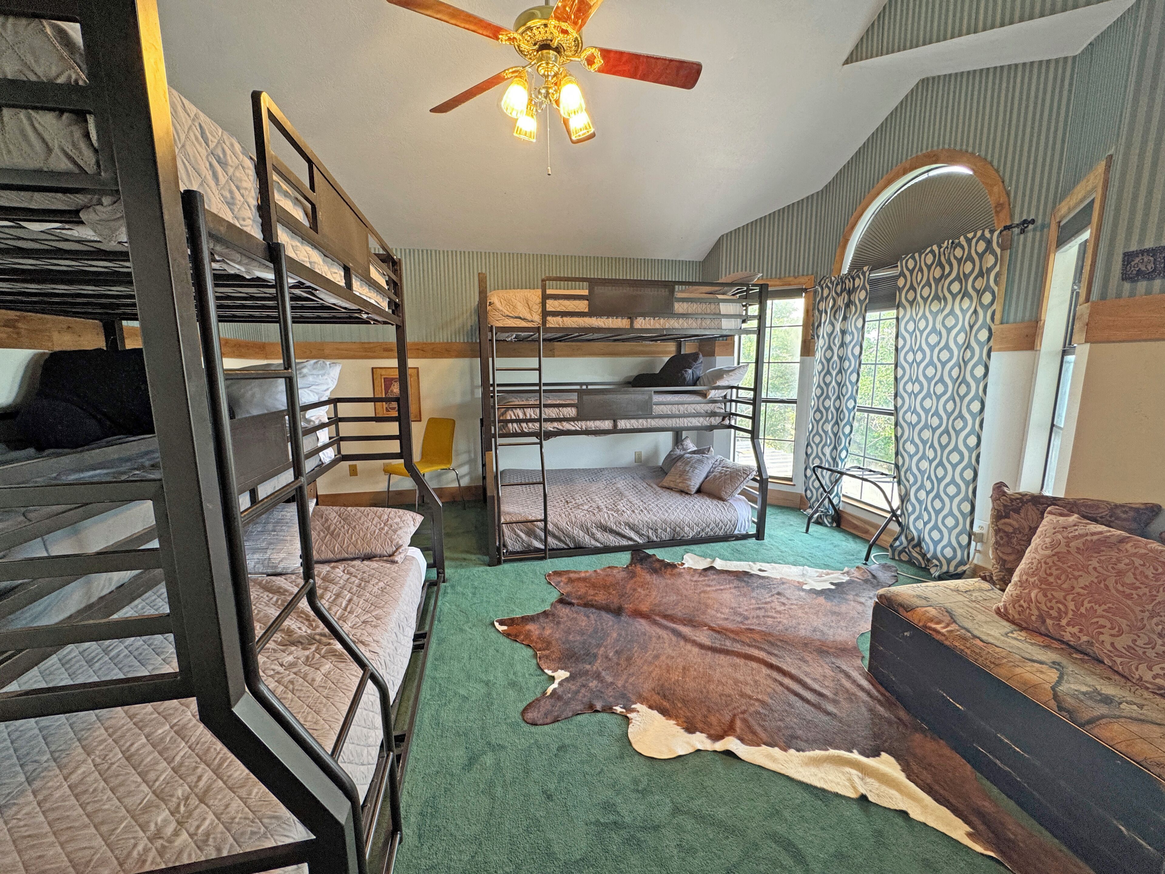 3 bedrooms, iron/ironing board, WiFi (free), bed sheets
