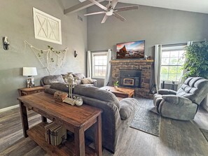Smart TV, fireplace - Cozy 3-bedroom beach front cabin quiet, cozy, pirate themed beach getaway (Breckenridge)