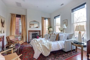 3 bedrooms, iron/ironing board, Internet, bed sheets - The Regent on Whitaker, Lavish | Comfortable (Savannah)