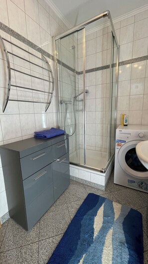 Doccia, asciugacapelli, asciugamani, sapone