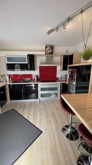 Frigorifero, microonde, forno, piano cottura