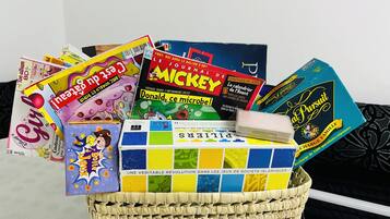 Un panier rempli de divers livres et magazines, notamment des titres comme « Mickey » et « Donald, ce microbe ! ».