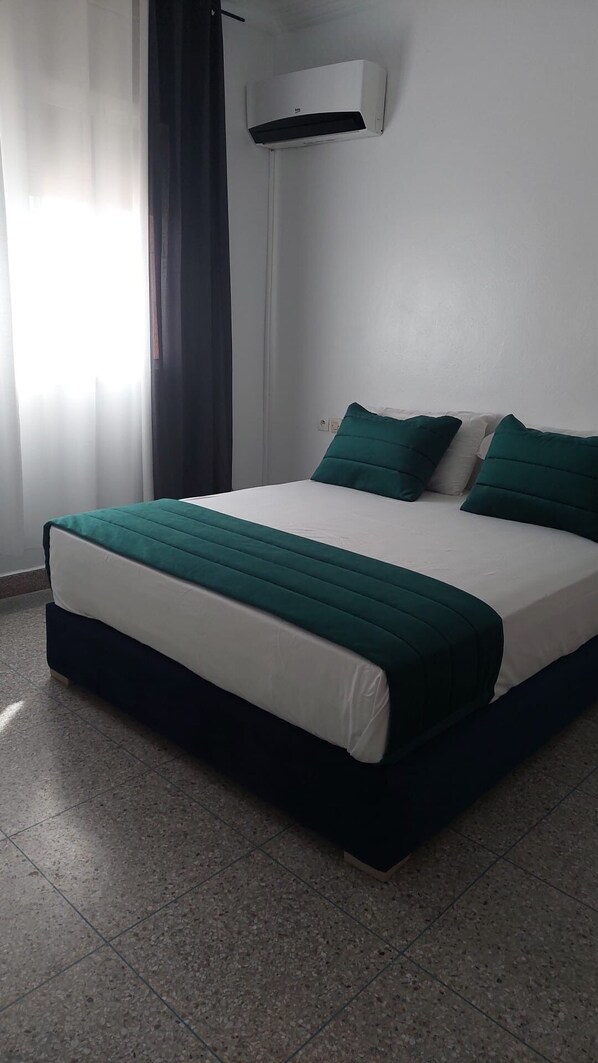 3 bedrooms, iron/ironing board, travel cot, free WiFi - Large apartment with Rooftop in a private, secure, family-friendly building! (Al Aaroui)