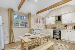 Cottage | In-room dining - Woodside Cottage - North East Escapes (Rochester)