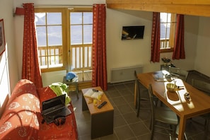 Living area - 150m from resort center, swimming pool, sauna, tv, 55m², Saint Colomban des Villards (Saint-Colomban-des-Villards)