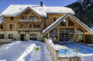 A wooden chalet with a pool, surrounded by snow. - Swimming pool, sauna, tv, 70m², Saint Colomban des Villards (Saint-Colomban-des-Villards)