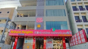 Un edificio con un cartel que indica 'Arihant Heights' y disponibilidad de habitaciones.