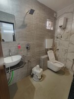 Ducha, pantuflas, toallas, jabón