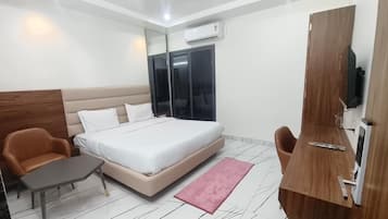 Habitación doble de lujo, balcón | Escritorio y wifi gratis