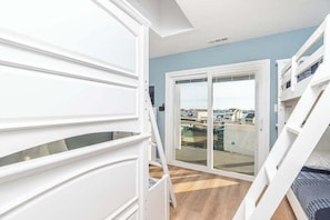 3 habitaciones, tabla de planchar con plancha, wifi y ropa de cama