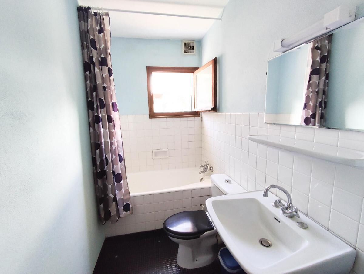 Un baño con inodoro, lavamanos y bañera.