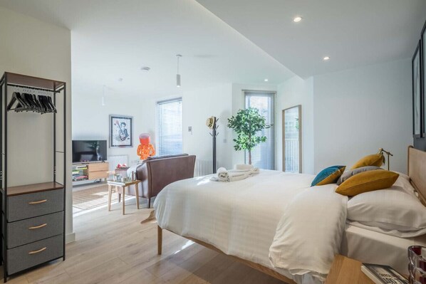 1 bedroom, desk, iron/ironing board, WiFi