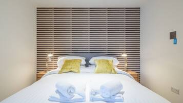 Desk, iron/ironing board, WiFi, bed sheets