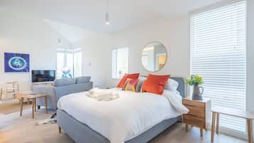 Desk, iron/ironing board, WiFi, bed sheets
