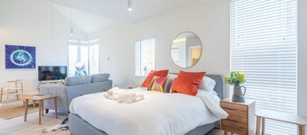 Luxury Central Apt - Riverside Views & Parking!