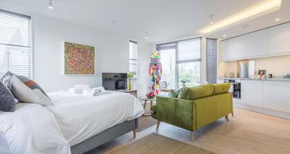 Superb Central Apt - River Views & Parking!