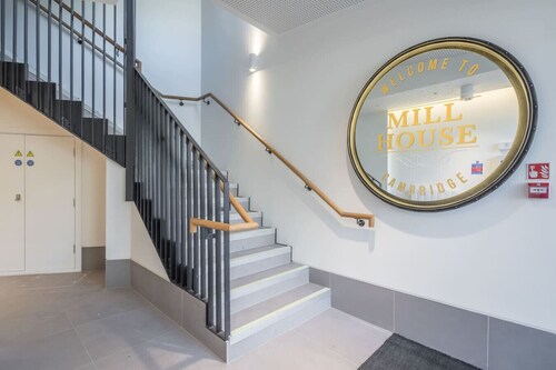 Superb Central Apt - River Views & Parking!