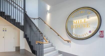 Superb Central Apt - River Views & Parking!