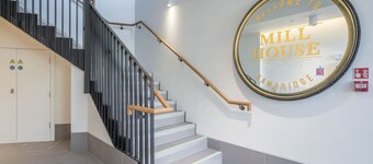Superb Central Apt - River Views & Parking!