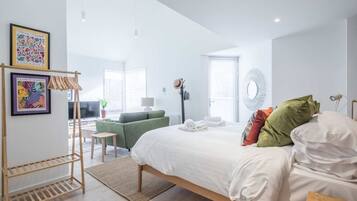 Desk, iron/ironing board, WiFi, bed sheets