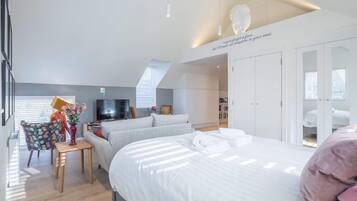 Desk, iron/ironing board, WiFi, bed sheets