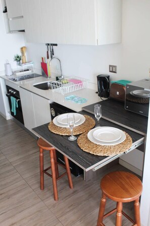 Kjøleskap, mikrobølgeovn, ovn og kokeplater