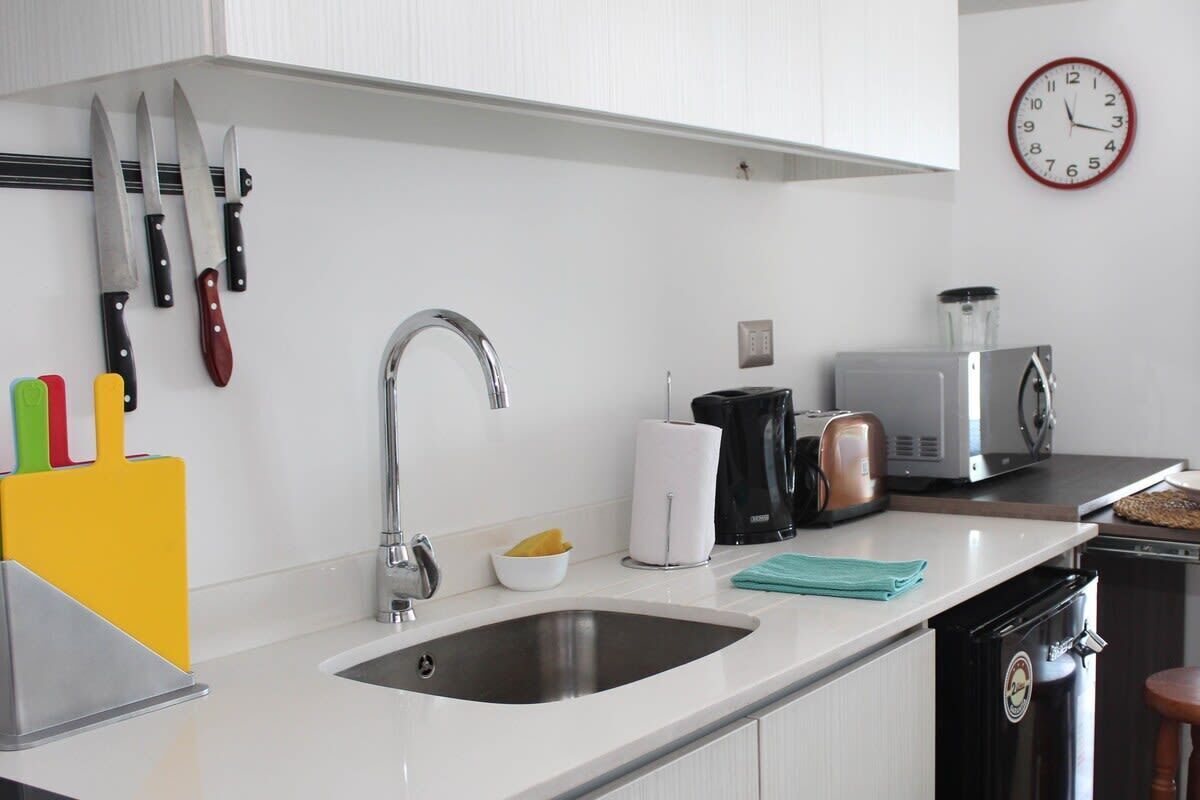 冷蔵庫、電子レンジ、オーブン、コンロ