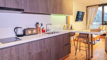 Een koelkast, een microgolfoven, een oven, een kookplaat