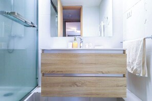 Shower, hair dryer, towels, shampoo - HOM I 2D2B, Estacionamiento, Calefacción central (Puerto Varas)