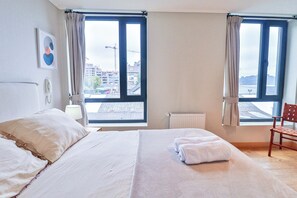 3 habitaciones, tabla de planchar con plancha, wifi y ropa de cama 