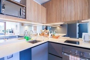 ثلاجة، ميكروويف، موقد طهي مسطح، ماكينة لصنع القهوة/الشاي