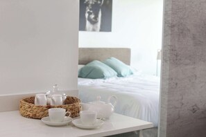 Iron/ironing board, Internet, bed sheets