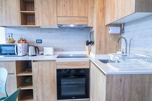 Køleskab, mikrobølgeovn, ovn, kogeplade