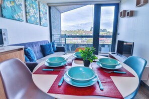Dining - HOM I 1D1B, Wifi, Estacionamiento, Cerca del Centro y del Lago, Full Equipado (Puerto Varas)