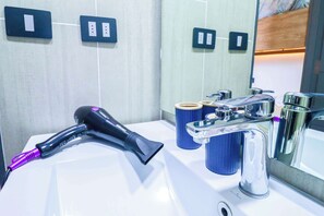 Shower, hair dryer, towels, shampoo