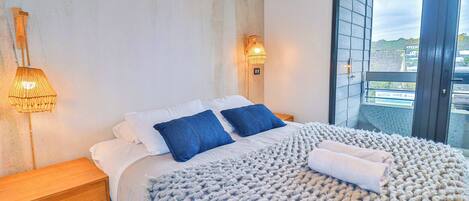 1 habitación, tabla de planchar con plancha, wifi y ropa de cama