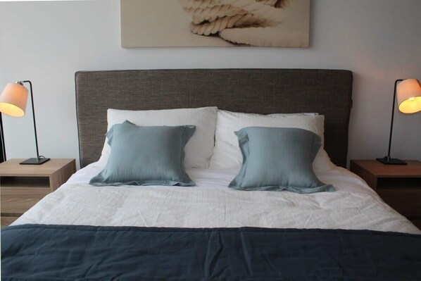 1 dormitorio, tabla de planchar con plancha, wifi y ropa de cama