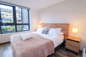 2 habitaciones, tabla de planchar con plancha, wifi y ropa de cama 