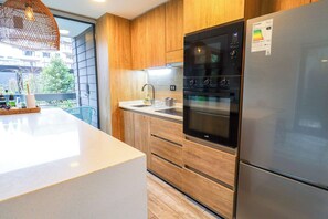 Réfrigérateur, micro-ondes, four, plaque de cuisson