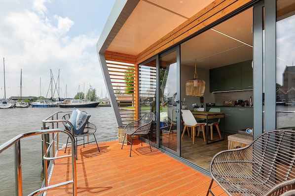 Outdoor dining - Houseboat Skoft with beautiful view over the water and on village Grou. (Grou)