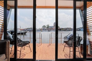 Interior - Houseboat Skoft with beautiful view over the water and on village Grou. (Grou)