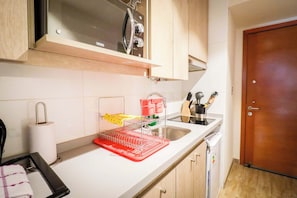 Réfrigérateur, four à micro-ondes, un four, surface de cuisson