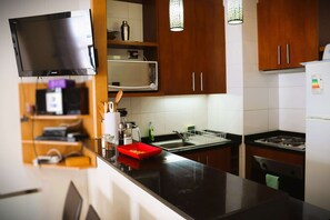 Fridge, oven, stovetop, coffee/tea maker