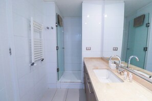Dusche, Haartrockner, Handtücher, Shampoo