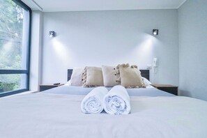 3 habitaciones, tabla de planchar con plancha, wifi y ropa de cama 