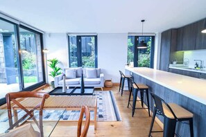 Televisión y oficina 